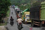 Antrean truk logistik di Jalan Lintas Timur Sumatra