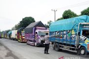 Antrean truk logistik di Jalan Lintas Timur Sumatra