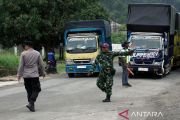 Antrean truk logistik di Jalan Lintas Timur Sumatra