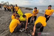 Jelang Lebaran Topat, Polisi bersihkan Pantai Loang Baloq Mataram