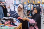 Antusias warga Tapsel berburu baju Lebaran di tengah pemulihan bencana