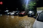 Luapan Sungai Ciluar rusak 20 mobil milik warga di Tanah Baru Bogor