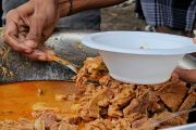 Pengungsi Aceh Utara nikmati olahan daging dalam Tradisi Meugang