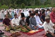 Shalat Id di bekas galodo, warga Agam bangkit dari duka