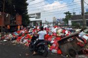 10 ton sampah di TPS liar Pasar Minggu diangkut satu truk per hari
