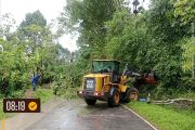 Jalan penghubung Padang-Medan tertutup longsor di Palupuh Agam