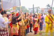 Karnaval budaya meriahkan pembuka HUT ke-211 Dompu, ribuan peserta antusias di tengah hujan