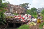 Sampah TPS Kramat Jati meluber ke kali, warga khawatir banjir