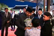 Presiden Prabowo disambut hangat anak-anak Indonesia di Seoul
