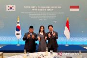 Prabowo dan Carmen dari Hearts2Hearts kompak berpose "finger heart"