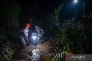 Tebing setinggi 30 meter longsor, jalan Bandung-Cirebon tertutup total