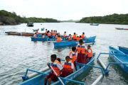 Kapolda NTT membantu perahu untuk transportasi anak sekolah di Rote