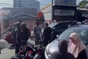 Mobil diamuk massa di Kembangan Jakbar usai tabrak sejumlah motor