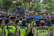 Kepolisian kawal aksi mahasiswa Semarang di depan DPRD Jateng