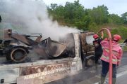 Mobil towing pengangkut alat berat hangus terbakar di Tol Bakter