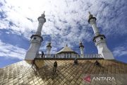 Relawan bersihkan Masjid Agung Tasikmalaya, kampanyekan keselamatan kerja