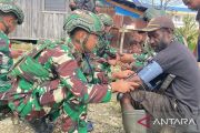 Prajurit Satgas Yonif 136/TS layani pengobatan gratis warga Anepalui
