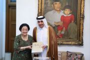 Megawati receives Qatari ambassador, exchanges cultural gifts