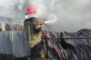 Damkarmat: Luas area terbakar di gudang ekspedisi capai satu hektare