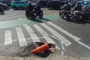 Warga keluhkan jalan amblas di Jalan Dewi Sartika Jaktim