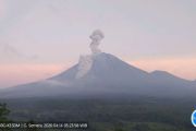 Semeru erupsi disertai luncuran awan panas guguran sejauh 3 km