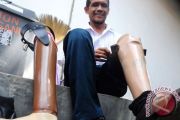 Sudinsos Jaksel bagikan 20 alat bantu kaki palsu untuk disabilitas