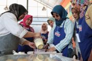 Sudin Nakertransgi Jaksel latih warga Pasar Minggu buat aneka kue