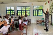 Prajurit AL bertugas jadi guru demi hidupkan aktivitas SD Marfenfen