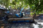 Jakpus keruk lumpur di Kali Ciliwung lama untuk lancarkan aliran air