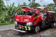 Damkar tertimpa balok beton saat kerja bakti di Kantor DLH