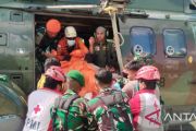 TNI AU mengevakuasi delapan korban insiden helikopter jatuh di Sekadau