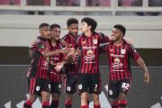 Persipura mantapkan posisi di puncak klasemen setelah atasi PSIS 3-1