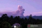 Gunung Dukono meletus, hembuskan abu vulkanik setinggi 1,4 kilometer