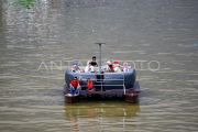 Kafe terapung di Sungai Batang Arau Padang