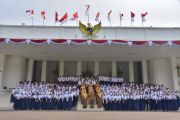 Siswa SMPN 60 Jakarta bedah seragam dan senjata Paspampres di Istana