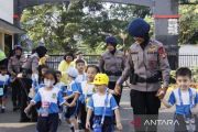 Brimob Polda Metro edukasi tugas kepolisian kepada anak-anak