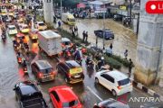Hujan deras guyur Palembang, sejumlah jalan protokol lumpuh terendam banjir