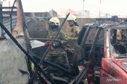 Bengkel di Cengkareng ludes dilahap api dari pembakaran sampah