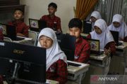 Guru Bahasa Indonesia: berlari dengan alas kaki yang bolong