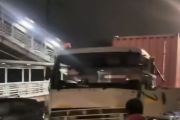 Truk kontainer hantam minibus di Daan Mogot Jakbar