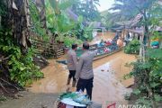 Polda Jambi bantu evakuasi korban banjir di Merangin dan Sarolangun