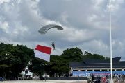 18 penerjun payung TNI AU meriahkan HUT ke-62 Sultra