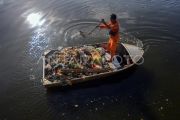 Pengumpulan sampah danau wisata di Padang