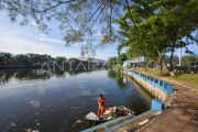 Pengumpulan sampah danau wisata di Padang