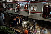 Sejumlah penumpang KRL masih terjepit usai tabrakan