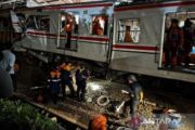 Tim SAR Potong Gerbong Evakuasi Penumpang KRL Terjepit Usai Tabrakan