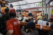 Evakuasi korban kecelakaan kereta api di Bekasi Timur