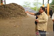 Prabowo tinjau pengolahan sampah menjadi genteng di Banyumas