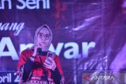 Seniman bacakan puisi Chairil Anwar di Padang
