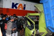 Kecelakaan KA Dhoho dengan truk mogok di perlintasan sebidang